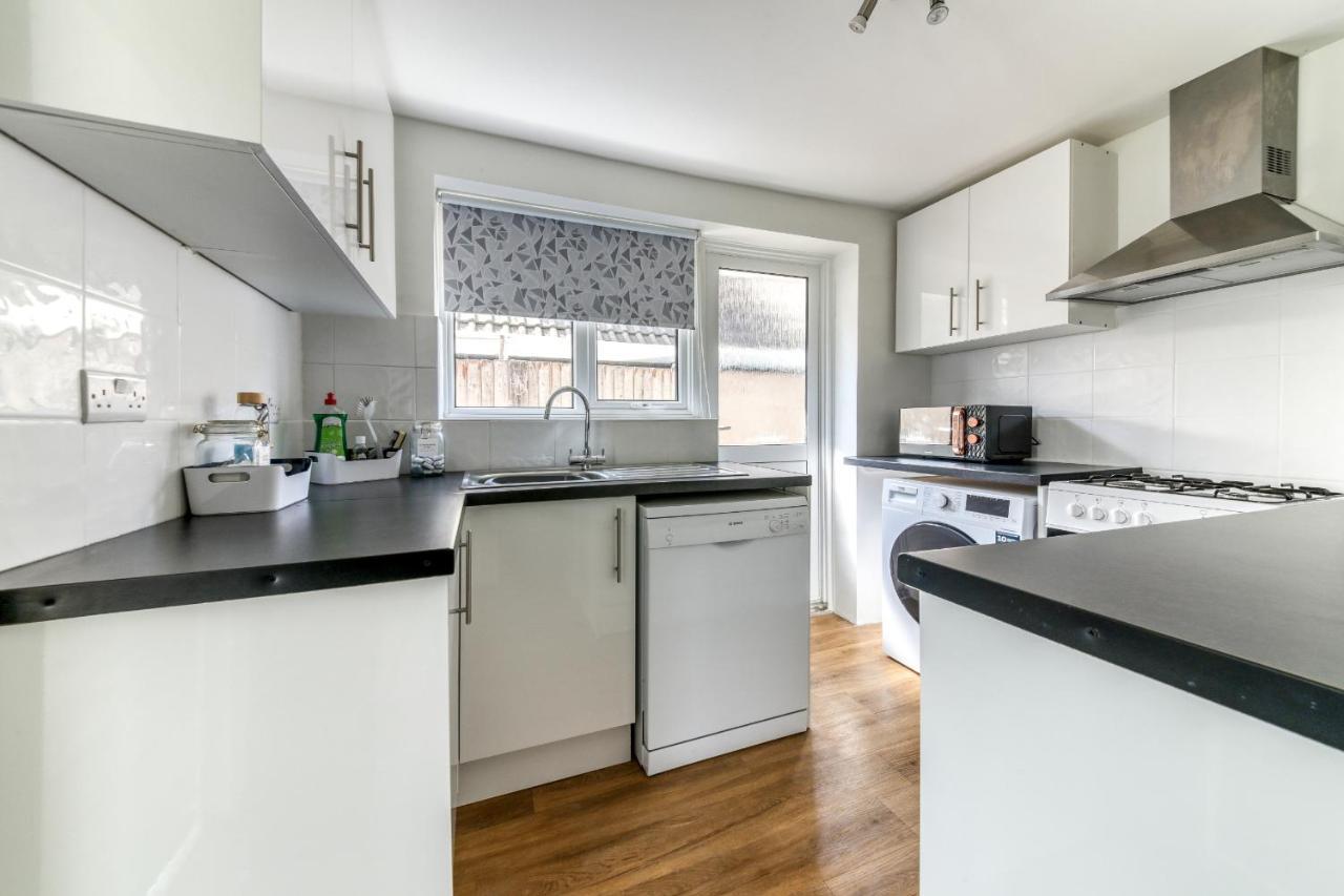 Contemporary 4 Bedroom Detached House With Parking And City Links Croydon Eksteriør bilde