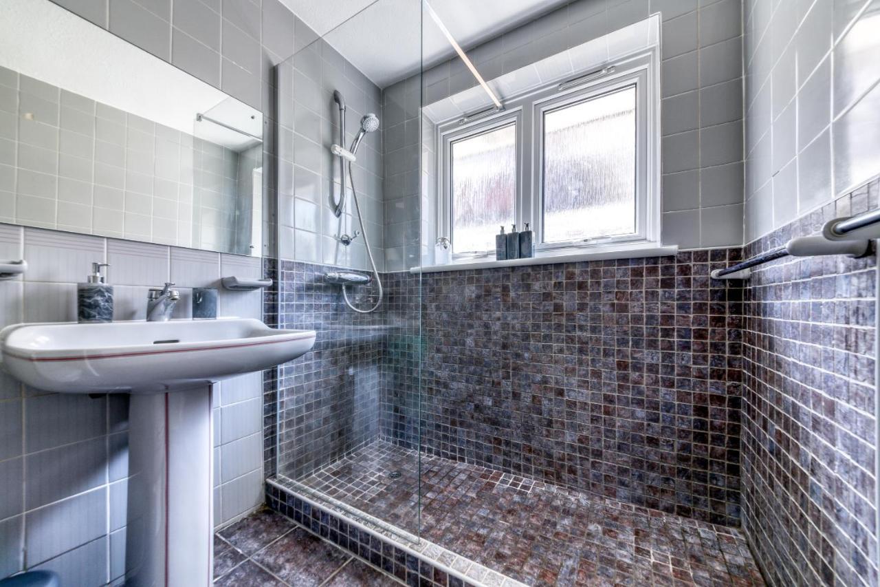 Contemporary 4 Bedroom Detached House With Parking And City Links Croydon Eksteriør bilde